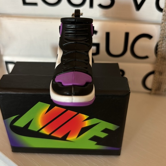 RUBBER KEYCHAIN, COMES WITH BOX - Picture 2 of 4